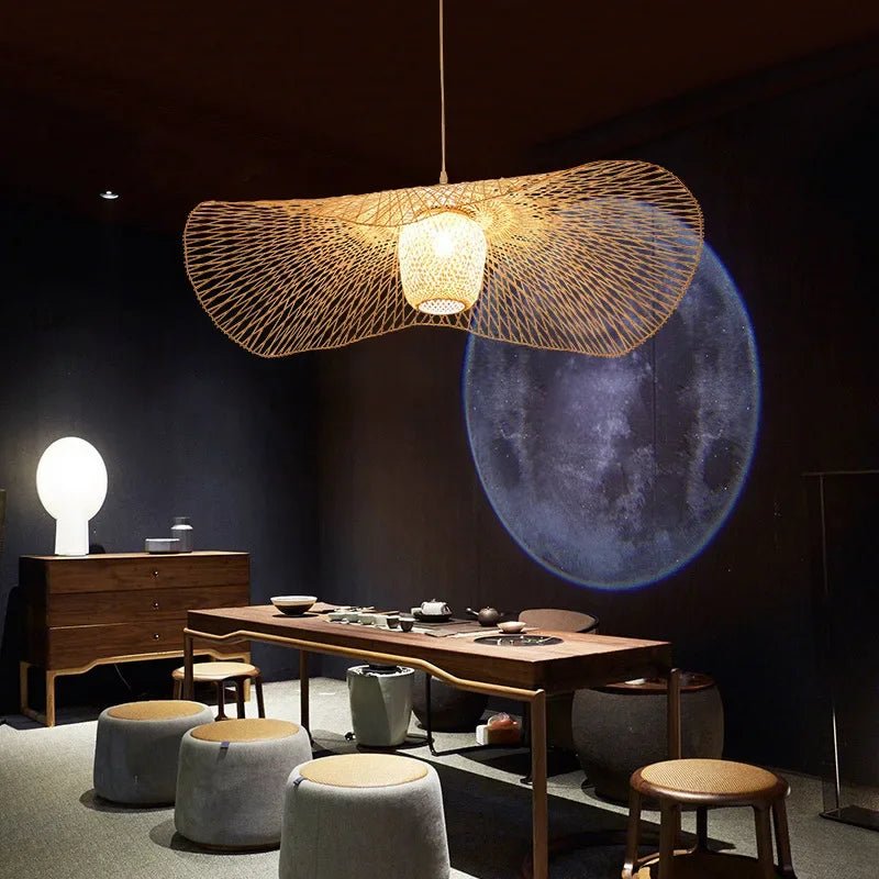 Suspension Luminaire Design Chapeau Bambou Tressé Wabi-Sabi