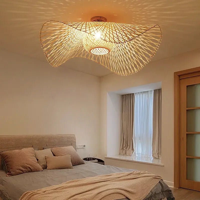 Suspension Luminaire Design Chapeau Bambou Tressé Wabi-Sabi