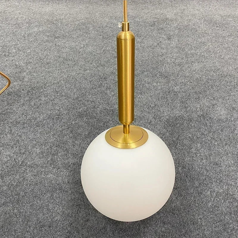 Suspension Luminaire Design Boule Verre Laiteux & Tige Laiton Minimaliste