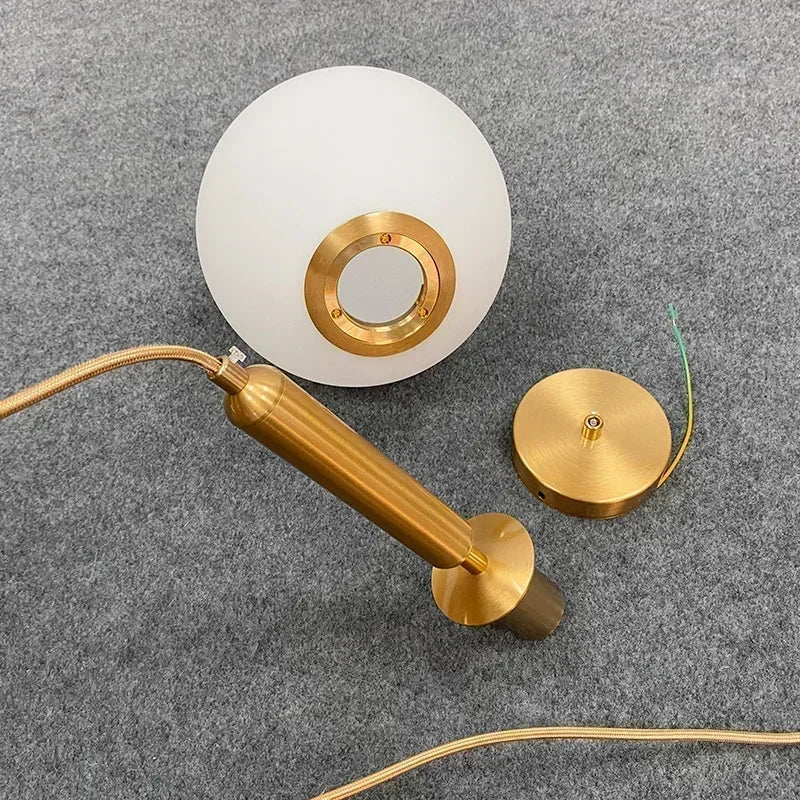 Suspension Luminaire Design Boule Verre Laiteux & Tige Laiton Minimaliste