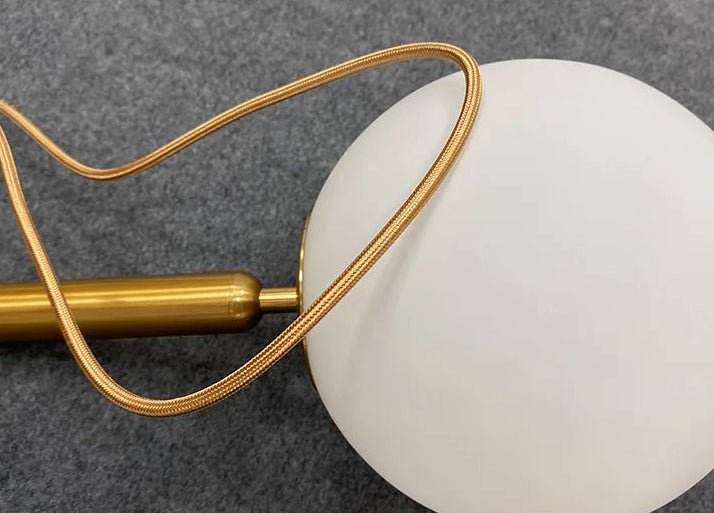 Suspension Luminaire Design Boule Verre Laiteux & Tige Laiton Minimaliste