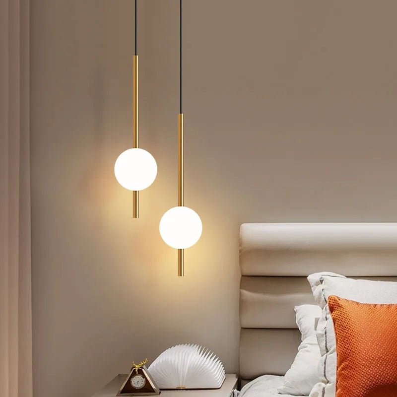 Luminaire Suspension Design Tige Fine Laiton & Globe Verre Laiteux