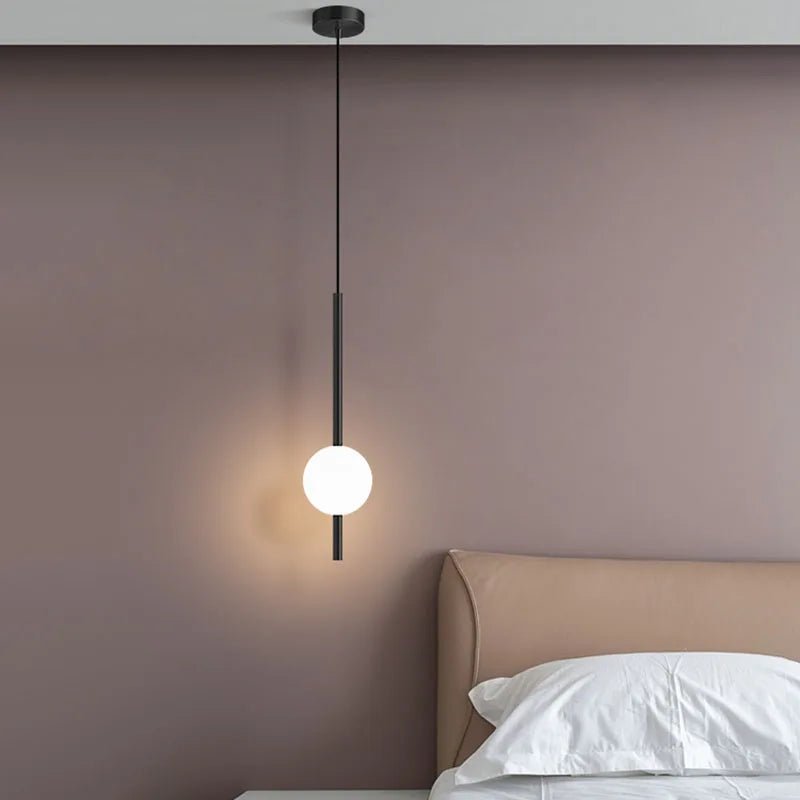 Luminaire Suspension Design Tige Fine Laiton & Globe Verre Laiteux