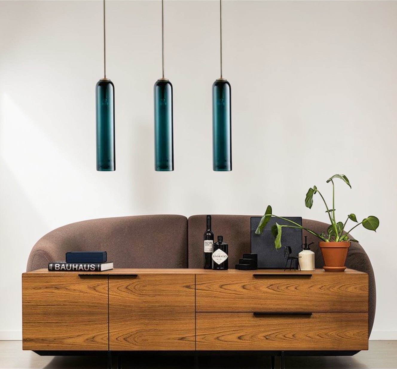 Suspension Luminaire Design Tube Verre Laiteux & Structure Laiton Doré